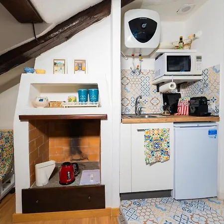 Sotto I Tetti Di Mansarda Di Gil *